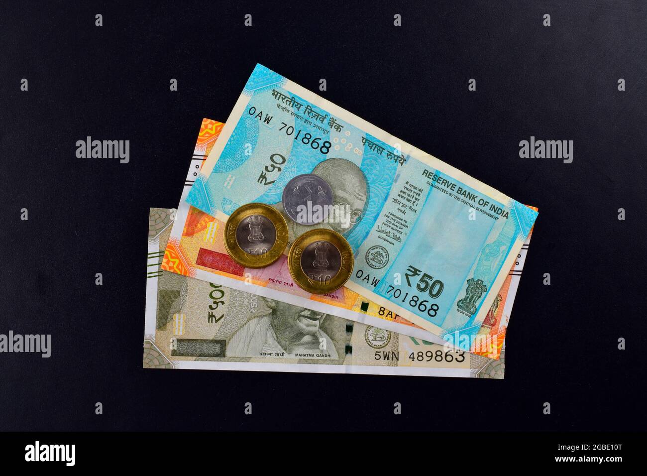 Ansicht der indischen Währung auf schwarzem Hintergrund Stockfoto