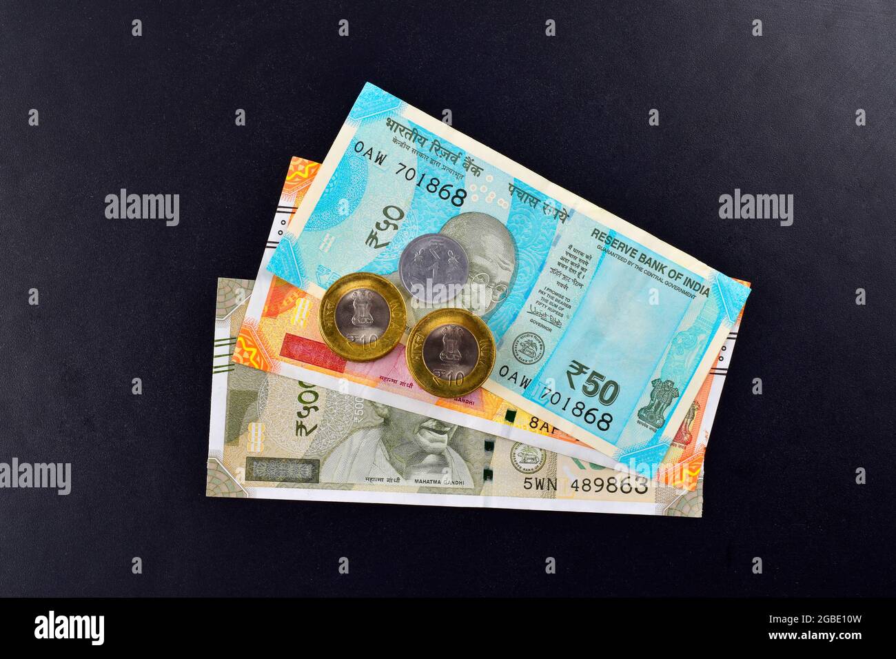 Draufsicht der indischen Währung im dunklen Hintergrund Stockfoto