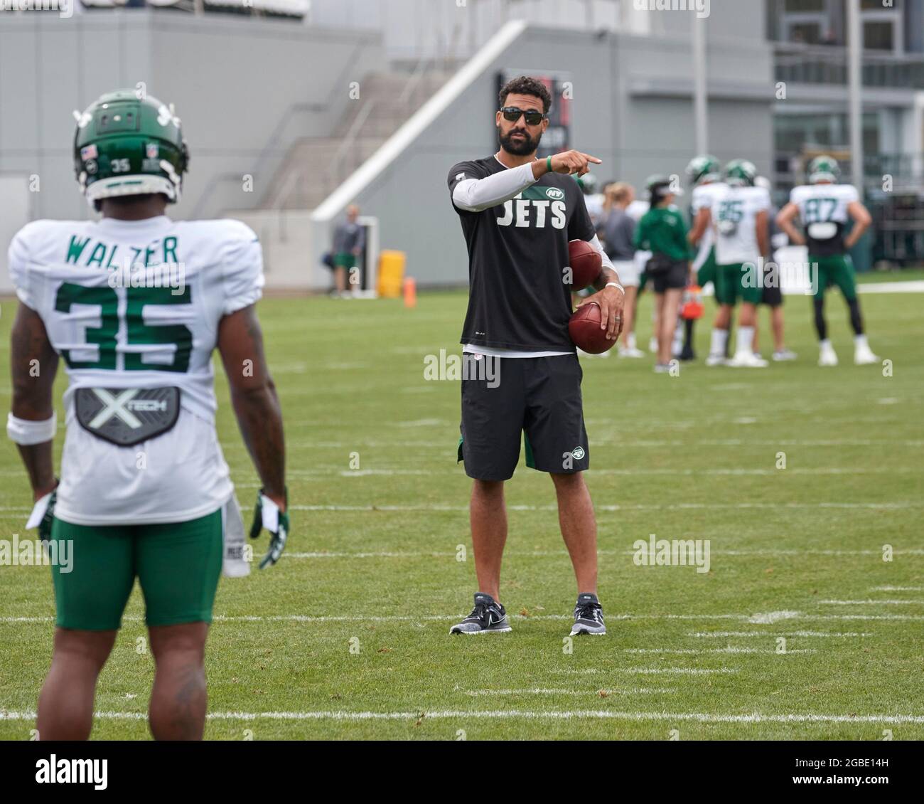3. August 2021, Florham Park, New Jersey, USA: Der Trainer der New York Jets mit dem Rücklauf Taylor Embree gibt Austin Walter (35) und andere Rückenschulungen während des Trainings im Atlantic Health Jets Training Center, Florham Park, New Jersey. Duncan Williams/CSM Stockfoto