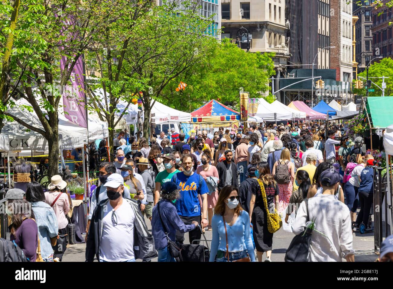 2 Tage nach der Ankündigung des CDC bezüglich der neuen Empfehlungen für die öffentliche Gesundheit zu den Schutzmasken am Union Square NYC. Stockfoto