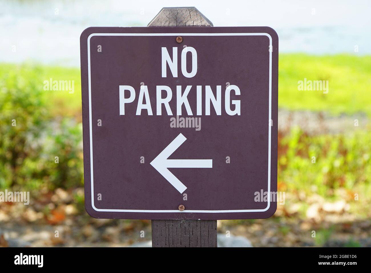 Schild mit der Kennzeichnung „kein Parkplatz“ auf der linken Seite. Stockfoto
