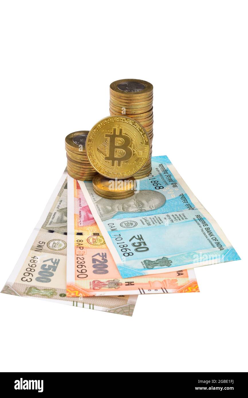 Indisches Geld mit Bitcoin isoliert auf weißem Hintergrund mit Clipping Path Stockfoto