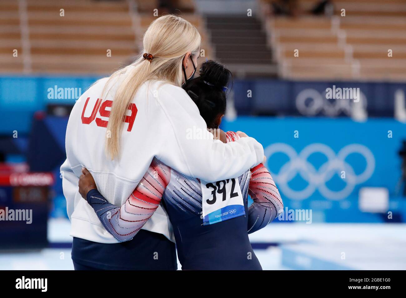 Tokio, Kanto, Japan. August 2021. Simone Biles (USA) und ihre Trainerin Cecile Canqueteau-Landi, bevor sie während der Olympischen Sommerspiele 2020 in Tokio im Ariake Gymnastik Center auf dem Balancebalken gegeneinander antreten. (Bild: © David McIntyre/ZUMA Press Wire) Stockfoto