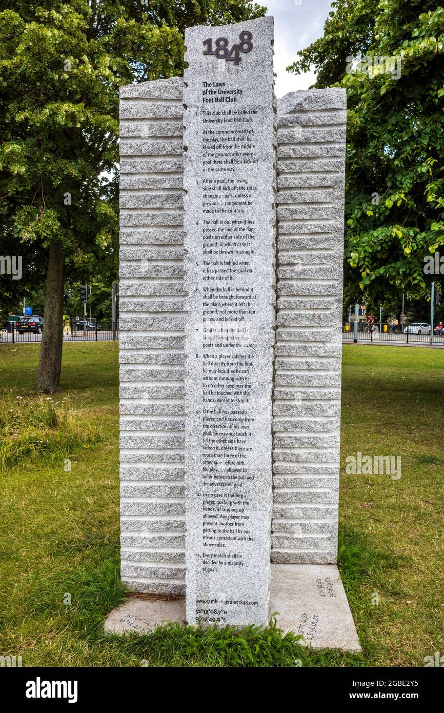 Fußball-Regeln Denkmal Parkers Stück Cambridge - Skulptur feiern moderne Fußball-Regeln Regeln Cambridge 1848 Künstler Alan Ward und Neville Gabie Stockfoto
