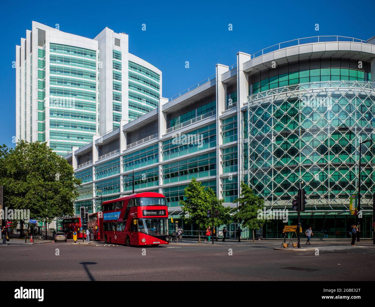 University College Hospital UCH London - ein Londoner Bus passiert das Lehrkrankenhaus an der Euston Road im Londoner Stadtteil Bloomsbury Stockfoto