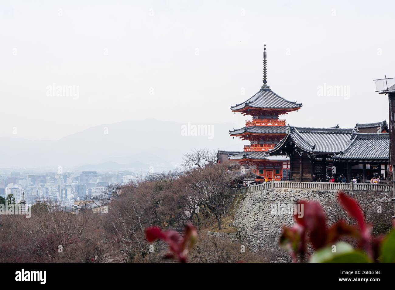 Kyoto, Japan – 17. Dezember 2017: Das Gelände des Kiyomizu-dera Buddhistischen Tempels und die Skyline von Kyoto Stockfoto