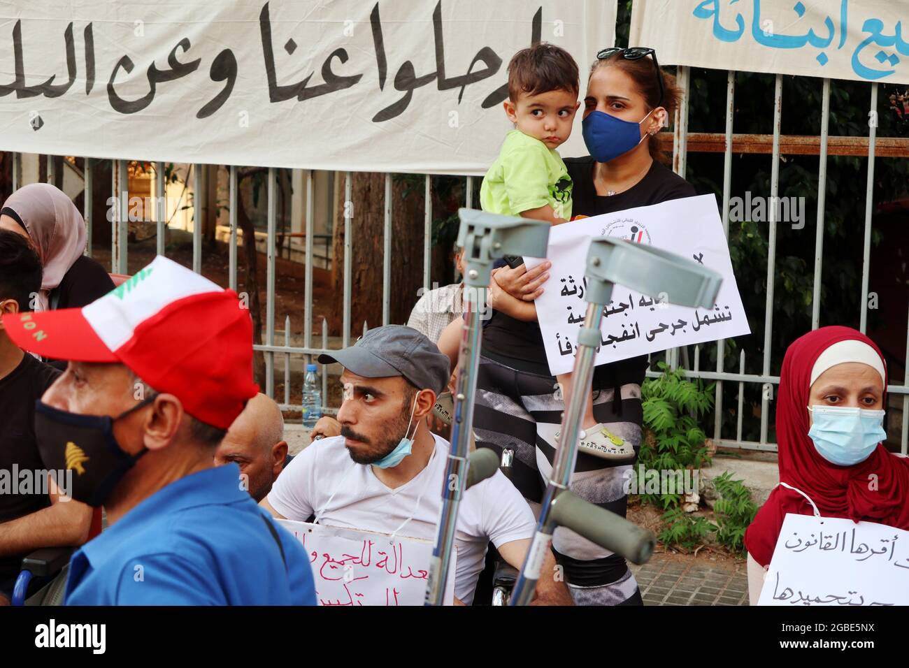 Beirut, Libanon. August 2021. Am 3. August 2021 protestierten Menschen, die durch Port Blast vom 4 2020. August dauerhaft verletzt wurden, mit einem Sitz im Justizpalast in Beirut, Libanon. Am Vorabend des ersten Jahrestages der Explosion warten noch immer Verletzte und Familien des Verstorbenen darauf, dass das Parlament die Strafimmunität aller an dem Vorfall beteiligten Politiker und Beamten aufheben wird.(Elisa Gestri/Sipa USA) Quelle: SIPA USA/Alamy Live News Stockfoto