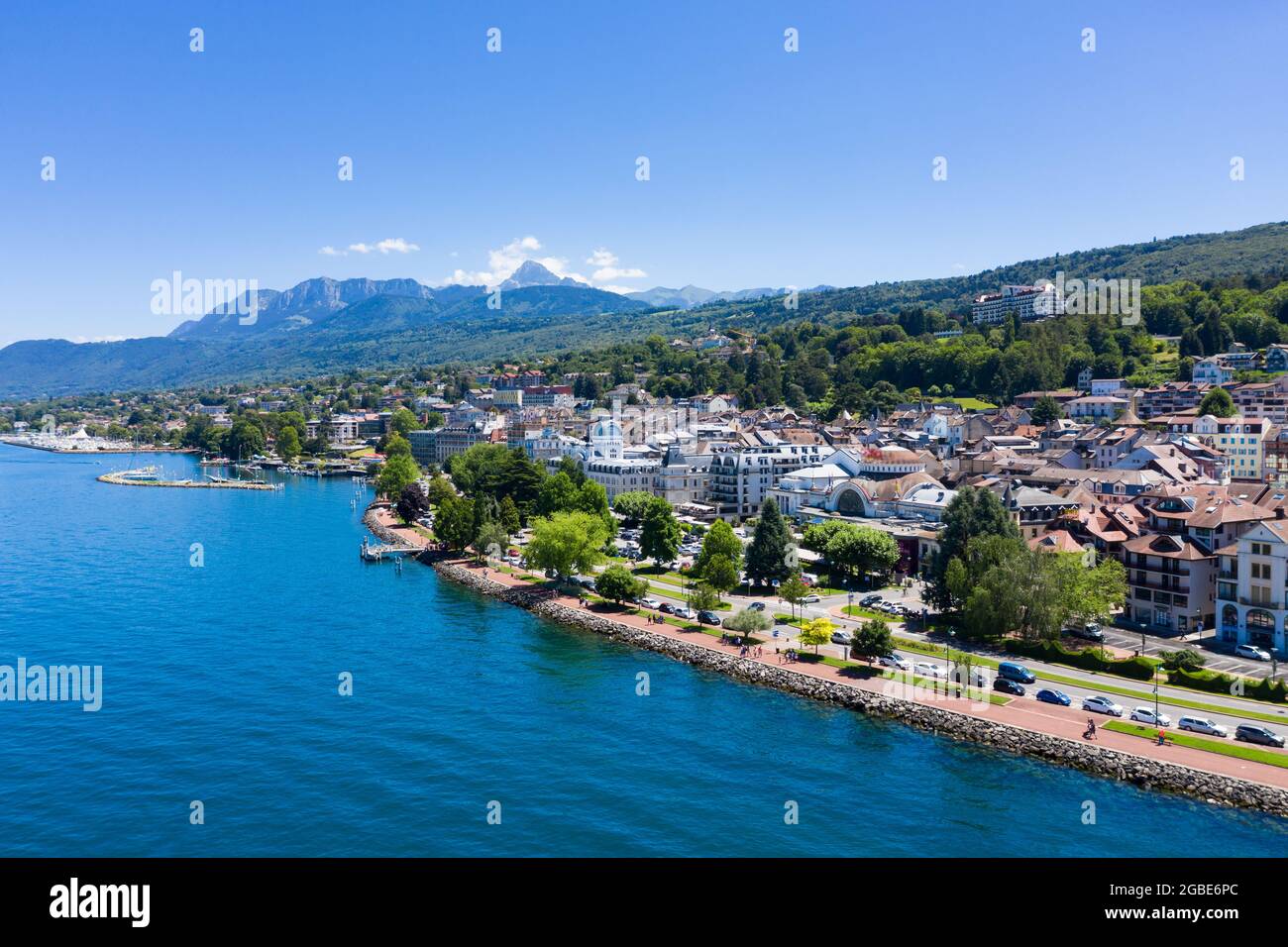 Luftaufnahme von Evian (Evian-Les-Bains) Stadt in Haute-Savoie in Frankreich Stockfoto