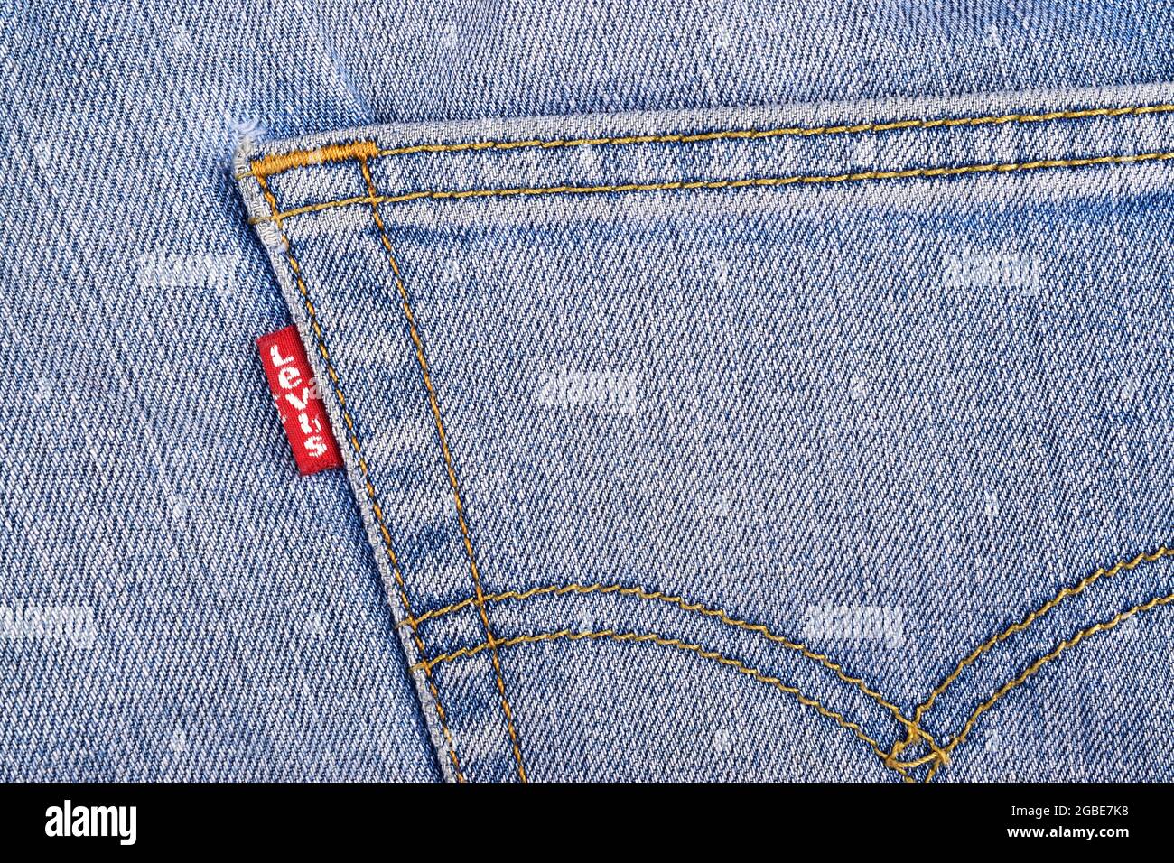 Indien, Neu-Delhi - 16. Oktober 2018: Nahaufnahme des LABELS LEVI'S Red auf der Gesäßtasche von Denim-Jeans. Stockfoto