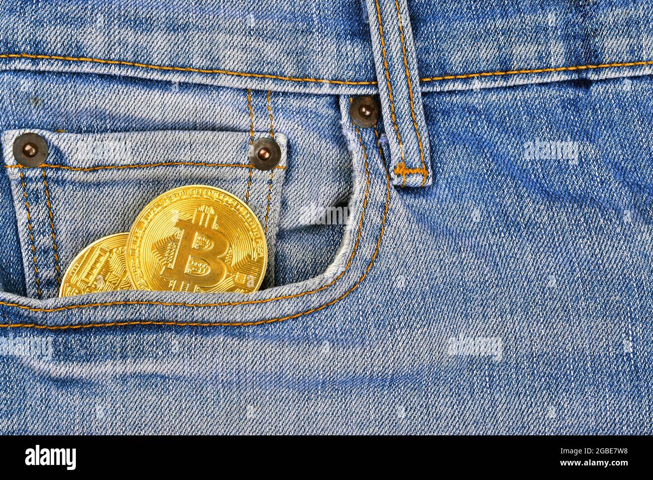 Bitcoin in Jeans-Tasche Stockfoto