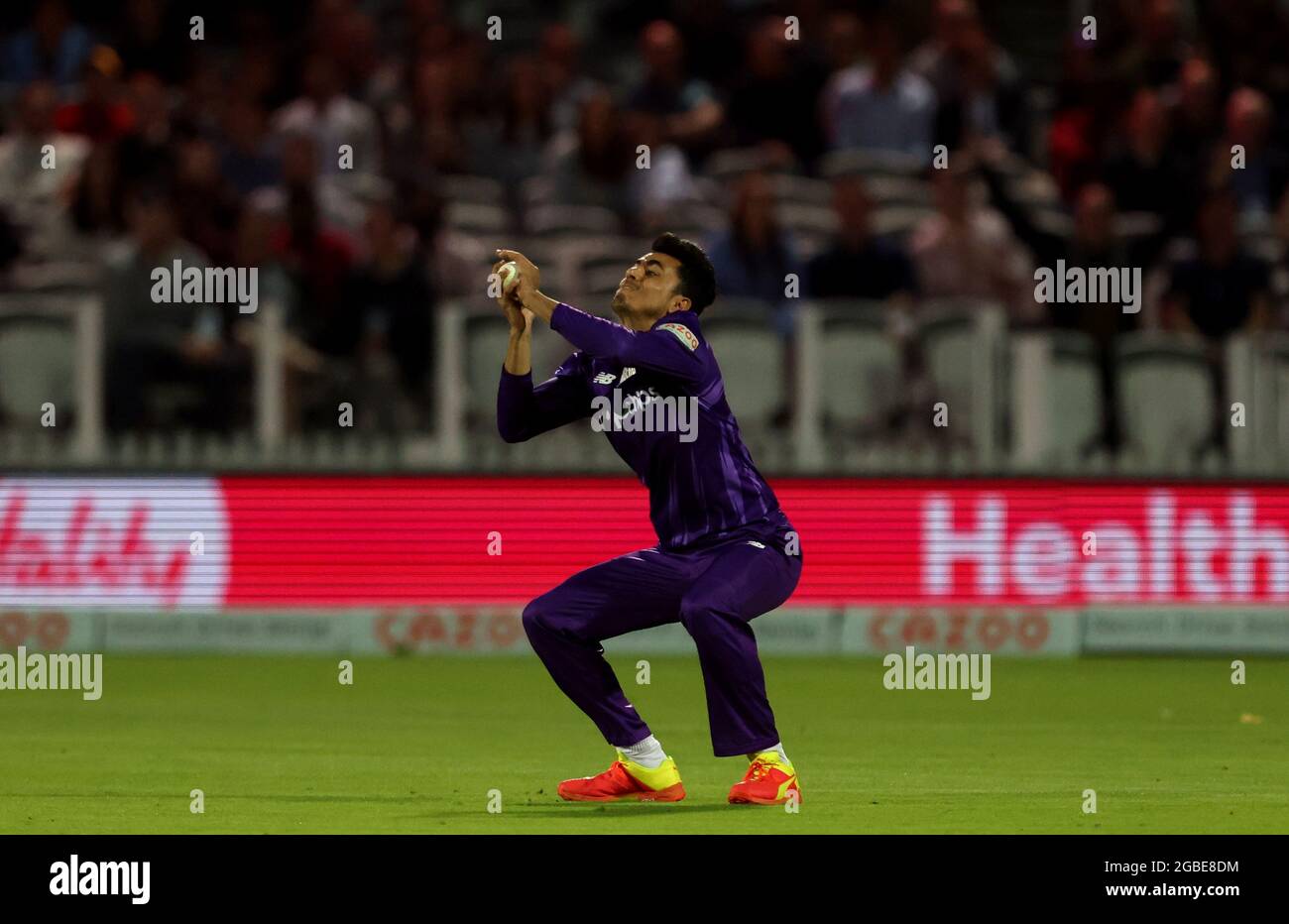 Mujeeb Ur Rahman von Northern Superchargers holt Ravi Bopara von London Spirit während des 100-Matches in Lord's, London, heraus. Bilddatum: Dienstag, 3. August 2021. Stockfoto