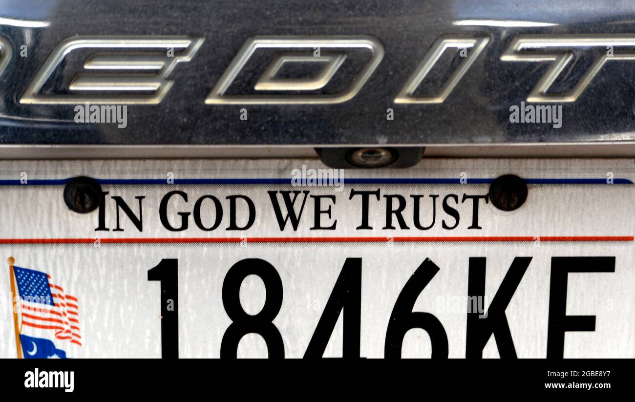 Ein Kfz-Kennzeichen mit dem offiziellen Motto der Vereinigten Staaten: „in God We Trust“. Stockfoto