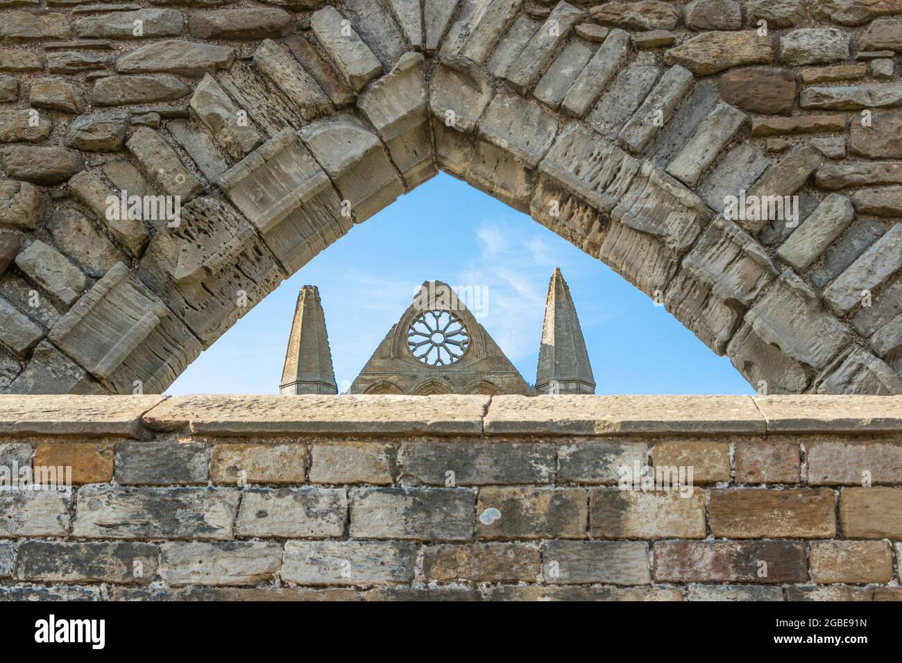 Gerahmte Bogengeometrie der Whitby Abbey in Whitby Yorkshire Stockfoto