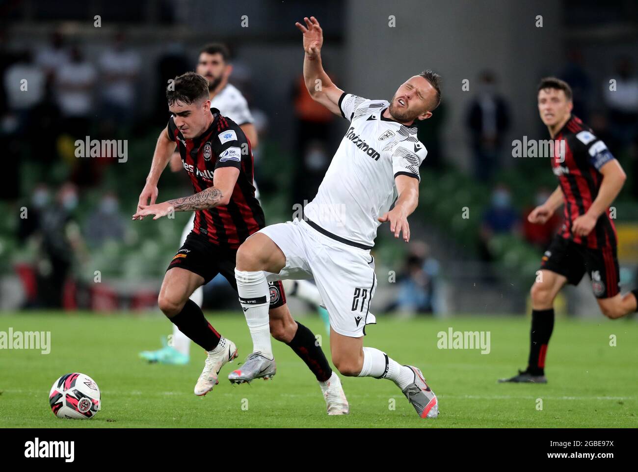 Dawson Devoy von Bohemians (links) und Jasmin Kurtic von PAOK kämpfen während der dritten Qualifikationsrunde der UEFA Europa Conference League im Aviva Stadium in Dublin, Irland, um den Ball. Bild Datum: Dienstag, 3. August 2021. Stockfoto