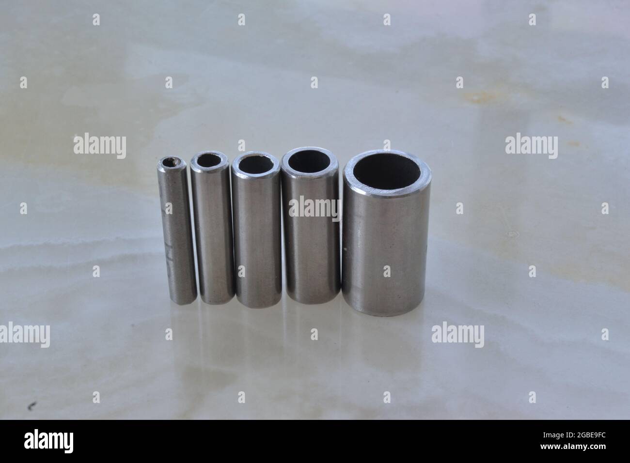 Vier Rohre aus Edelstahl in verschiedenen Durchmessern Stockfoto