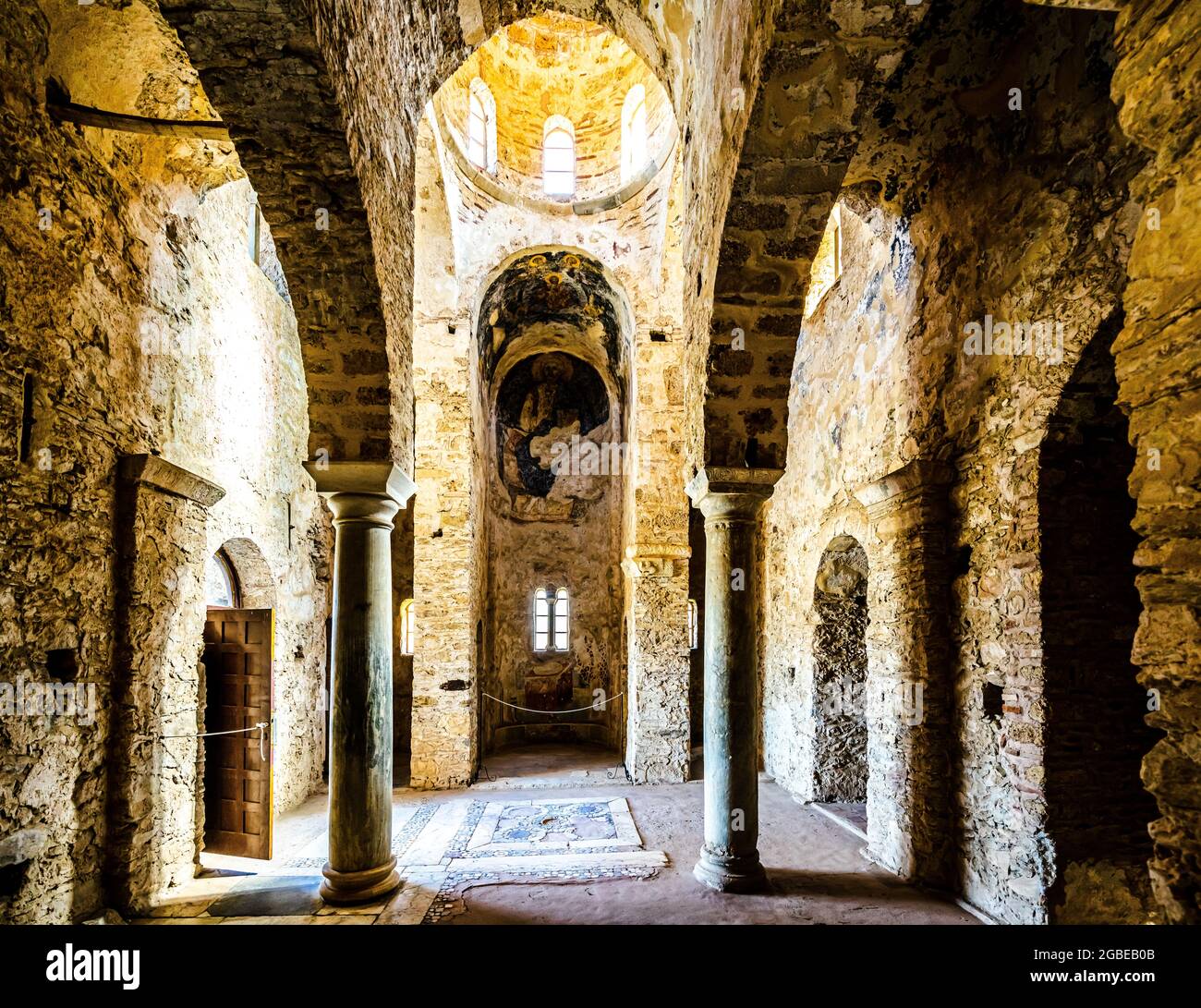 Traditionelle byzantinische Kirche in der Festung von Mystras, Griechenland Stockfoto