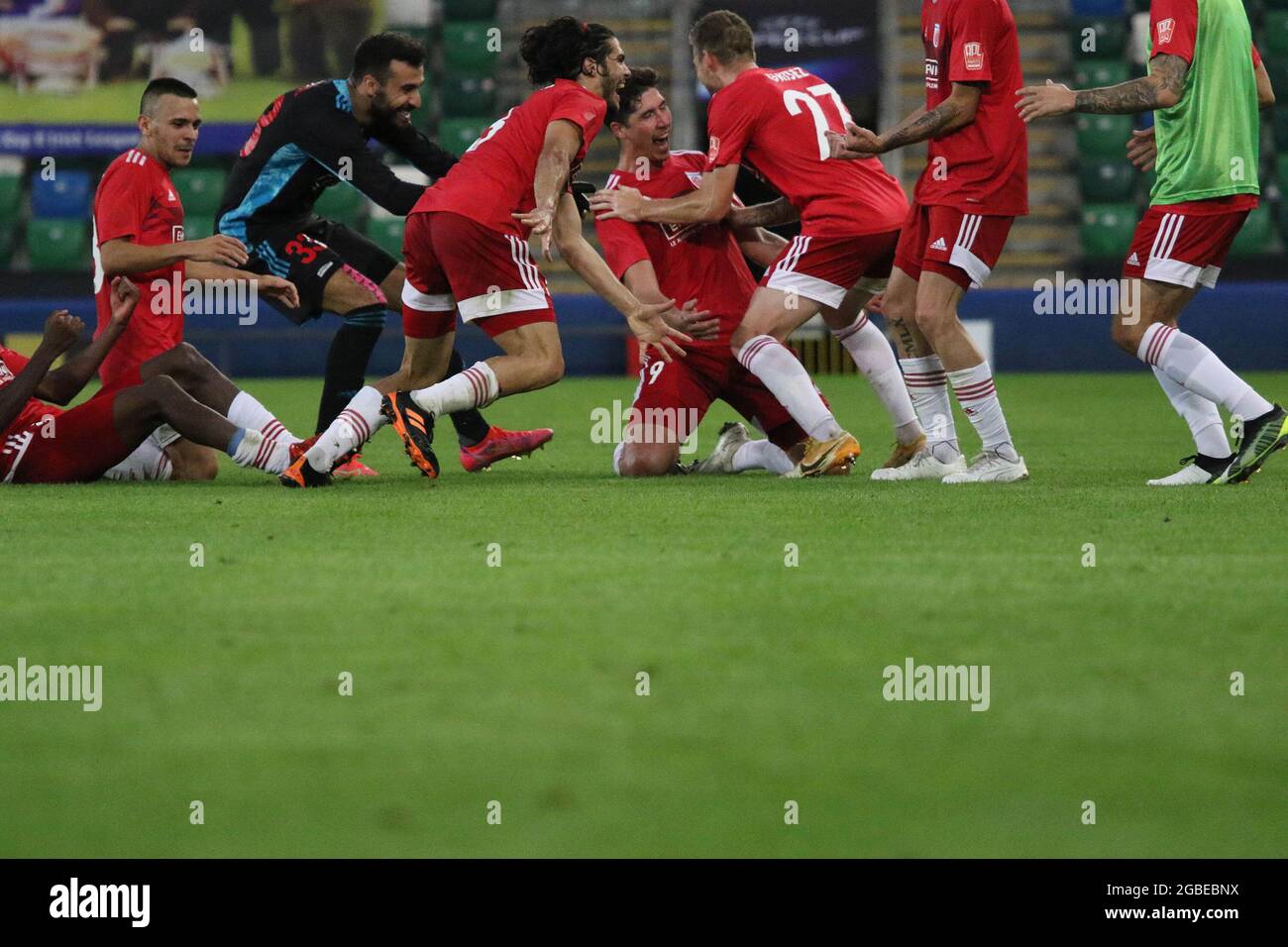 Windsor Park, Belfast, Nordirland, Großbritannien. 03 August 2021. UEFA Europa Conference League, Dritte Qualifikationsrunde (erste Etappe) – Linfield gegen CS Fola Esch. Action vom heutigen Spiel im Windsor Park (Linfield in Blau).EIN verstorbener Gewinner und ein Fest für Gauthier Caron (9). Kredit: CAZIMB/Alamy Live Nachrichten. Stockfoto