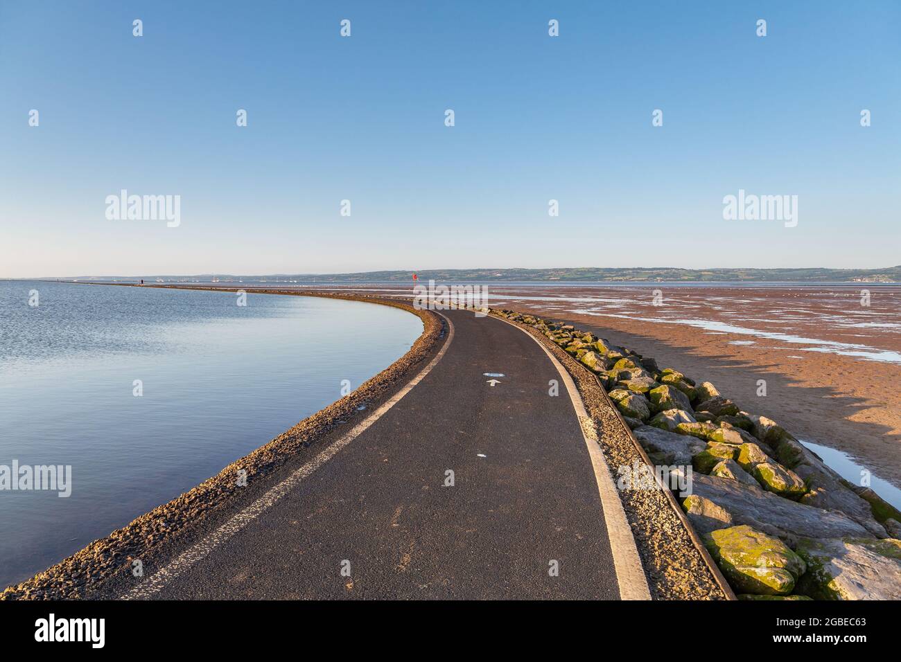 West Kirby, Wirral, Großbritannien. Blick am frühen Morgen auf den Marinesee-Wanderweg und die Dee-Mündung bei Ebbe. Stockfoto