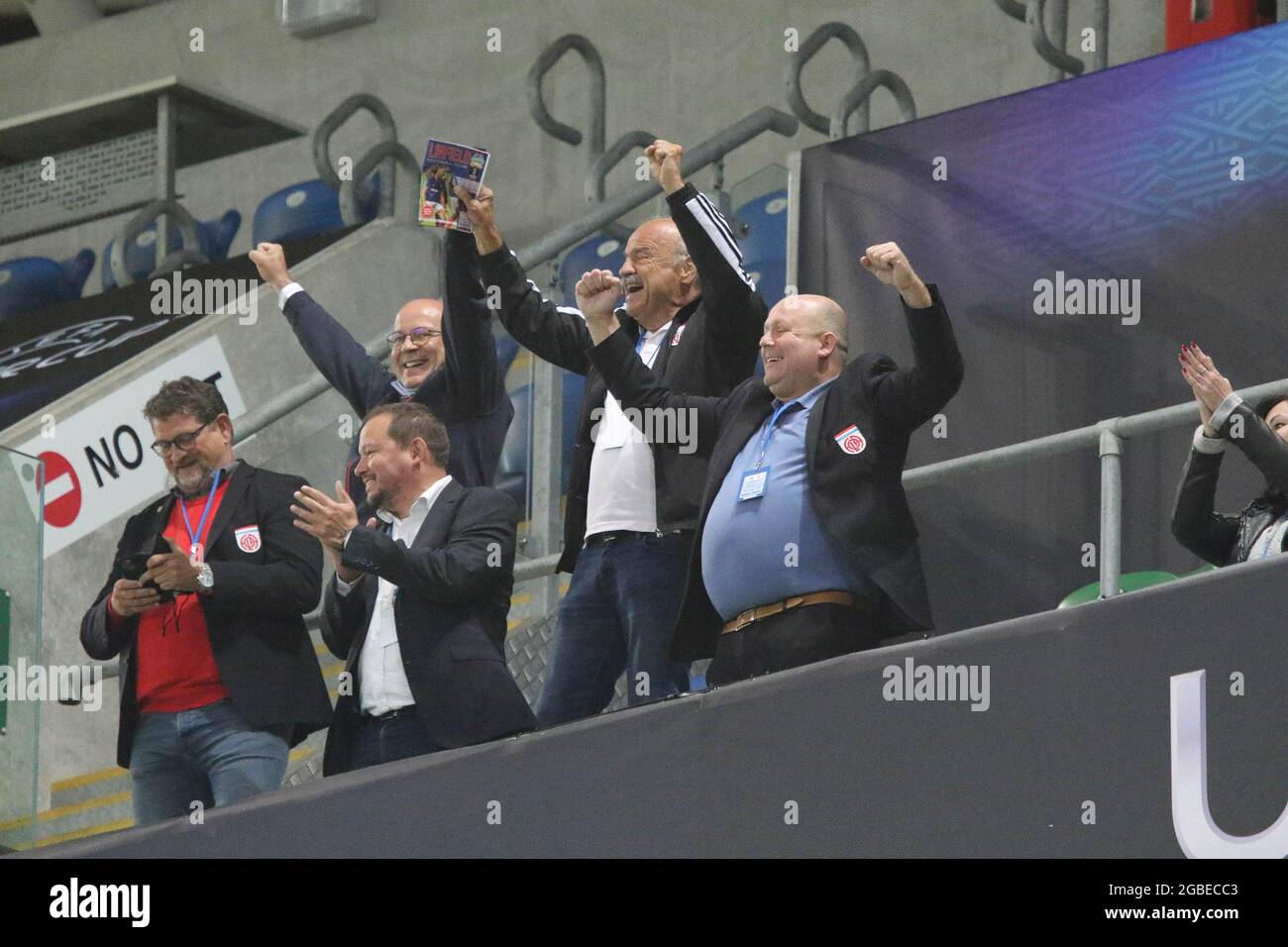 Windsor Park, Belfast, Nordirland, Großbritannien. 03 August 2021. UEFA Europa Conference League, Dritte Qualifikationsrunde (erste Etappe) – Linfield gegen CS Fola Esch. Action vom heutigen Spiel im Windsor Park (Linfield in Blau). Die Funktionäre von Fola Esch feiern am Ende des Spiels. Kredit: CAZIMB/Alamy Live Nachrichten. Stockfoto