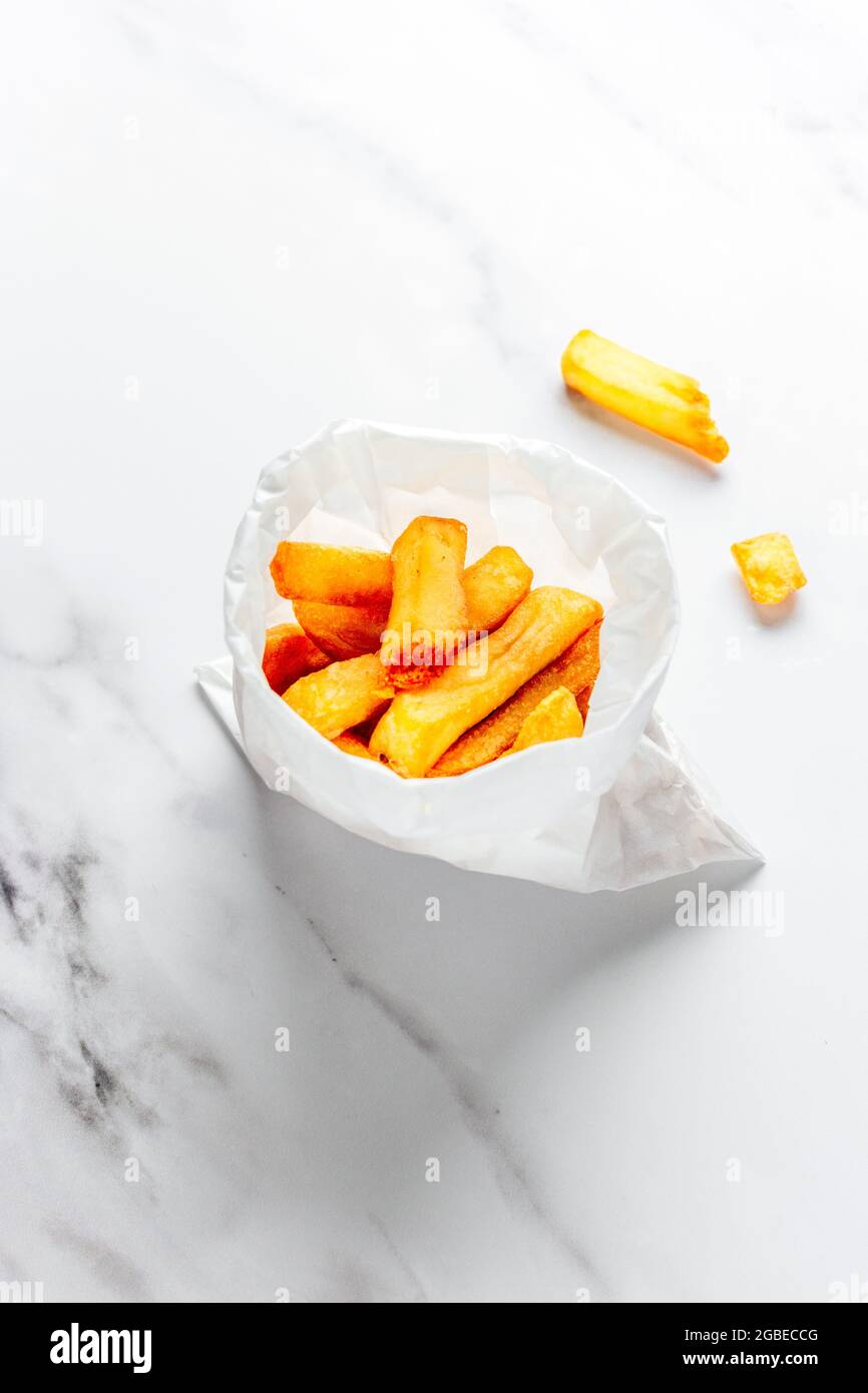 Pommes oder Chips – COPYSPACE – FOODPIX WEISS Stockfoto