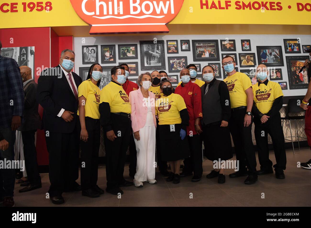 Washington, Usa. August 2021. Die Besitzerin Virginia Ali (Mitte) macht während der großen Eröffnung von Ben's Chili Bowl im Walter E. Washington Convention Center ein Gruppenfoto mit ihren Arbeitern. Kredit: SOPA Images Limited/Alamy Live Nachrichten Stockfoto