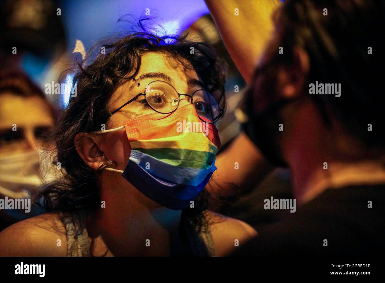 Ankara, Türkei. August 2021. Ein Protestler sah während der Demonstration Polizisten konfrontieren. Die 21-jährige Universitätsstudentin Azra Gülendam Haytao?lu, die seit dem 28. Juli in Antalya nicht mehr zu hören ist, wurde in einem Waldgebiet in Antalya Kepez tot aufgefunden. Die Istanbul Convention Ankara Campaign Group versammelte sich vor der Gemeinde Çankaya für die ermordete Frau. (Foto von Tunahan Turhan/SOPA Images/Sipa USA) Quelle: SIPA USA/Alamy Live News Stockfoto