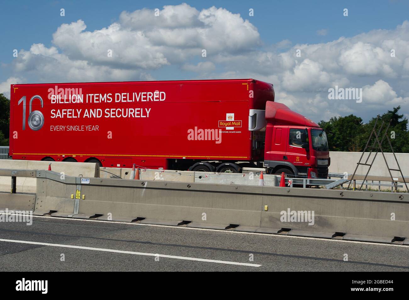 Dorney, Buckinghamshire, Großbritannien. August 2021. Heute ein Royal Mail LKW auf der M4. Einige Unternehmen berichten von einem Mangel an LKW-Fahrern. Es gibt verschiedene Gründe dafür, darunter die Anzahl der Mitarbeiter und Auftragnehmer, die sich aufgrund der NHS Track and Trace Covid-19 App selbst isolieren Einige Fahrer aus der EU haben das Vereinigte Königreich nach dem Brexit ebenfalls verlassen, während es gleichzeitig die Hochsaison ist. Quelle: Maureen McLean/Alamy Stockfoto