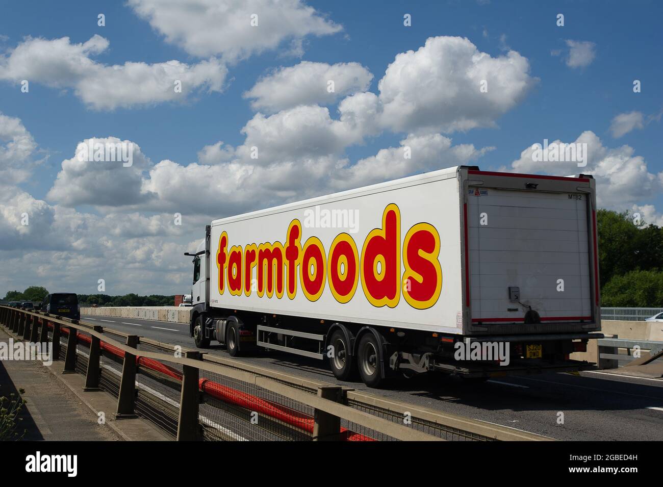 Dorney, Buckinghamshire, Großbritannien. August 2021. Ein Landfood LKW auf der M4 heute. Einige Unternehmen berichten von einem Mangel an LKW-Fahrern. Es gibt verschiedene Gründe dafür, darunter die Anzahl der Mitarbeiter und Auftragnehmer, die sich aufgrund der NHS Track and Trace Covid-19 App selbst isolieren Einige Fahrer aus der EU haben das Vereinigte Königreich nach dem Brexit ebenfalls verlassen, während es gleichzeitig die Hochsaison ist. Quelle: Maureen McLean/Alamy Stockfoto