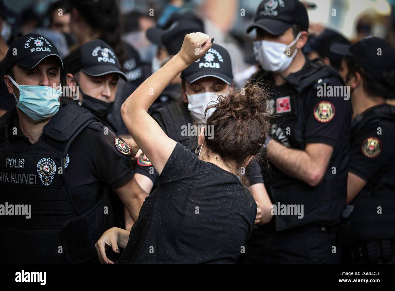 Ankara, Türkei. August 2021. Polizisten sahen während der Demonstration, wie sie einen Protestierenden verhafteten. Die 21-jährige Universitätsstudentin Azra Gülendam Haytao?lu, die seit dem 28. Juli in Antalya nicht mehr zu hören ist, wurde in einem Waldgebiet in Antalya Kepez tot aufgefunden. Die Istanbul Convention Ankara Campaign Group versammelte sich vor der Gemeinde Çankaya für die ermordete Frau. (Foto von Tunahan Turhan/SOPA Images/Sipa USA) Quelle: SIPA USA/Alamy Live News Stockfoto