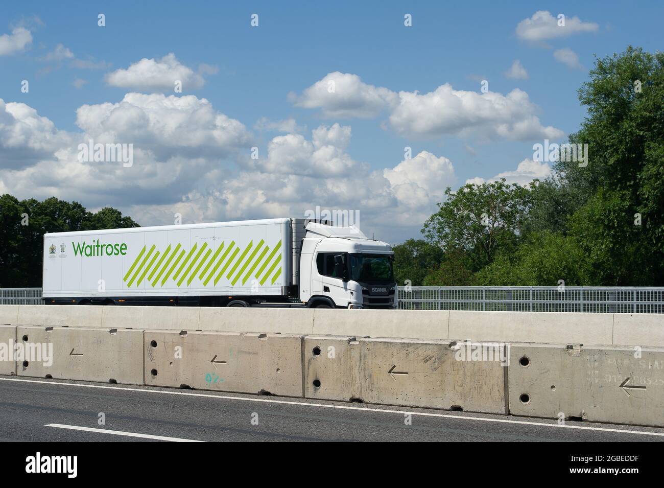 Dorney, Buckinghamshire, Großbritannien. August 2021. Heute ein Waitrose LKW auf der M4. Einige Unternehmen berichten von einem Mangel an LKW-Fahrern. Es gibt verschiedene Gründe dafür, darunter die Anzahl der Mitarbeiter und Auftragnehmer, die sich aufgrund der NHS Track and Trace Covid-19 App selbst isolieren Einige Fahrer aus der EU haben das Vereinigte Königreich nach dem Brexit ebenfalls verlassen, während es gleichzeitig die Hochsaison ist. Quelle: Maureen McLean/Alamy Stockfoto