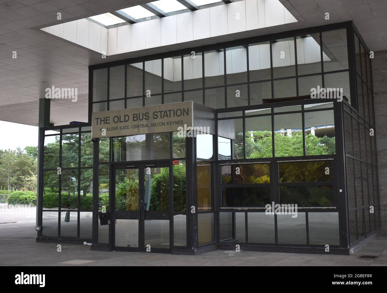 Die alte Bushaltestelle am Elder Gate, Station Square, Central Milton Keynes, das jetzt ein denkmalgeschütztes Gebäude ist. Stockfoto