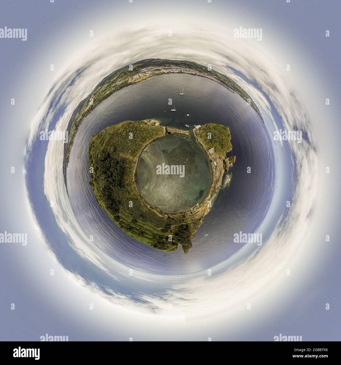 Luftaufnahme der Azoren, Portugal. Kleines Planetenpanorama 360 Grad. Drohnenlandschaft in einem winzigen Planetenbild der Vila Franca Islet. Reiseziel. Stockfoto