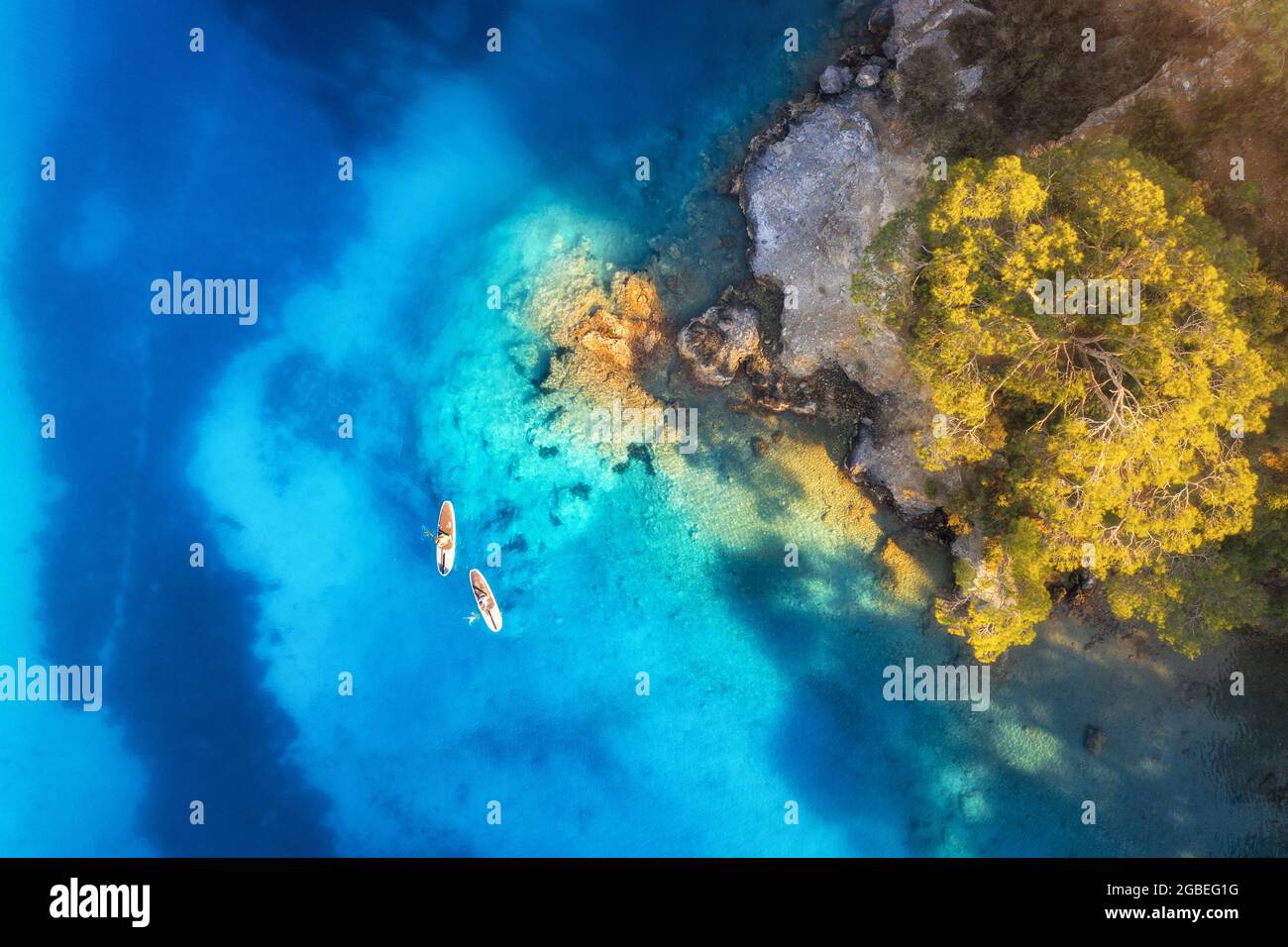 Luftaufnahme von Menschen auf schwimmenden Schautafeln auf blauem Meer Stockfoto