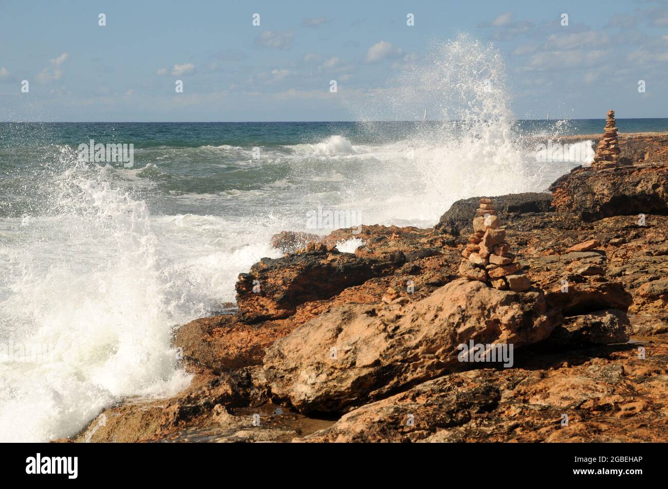 Pietre sovrapposte a formare 'ometti' nella costa sud di Mallorca Stockfoto