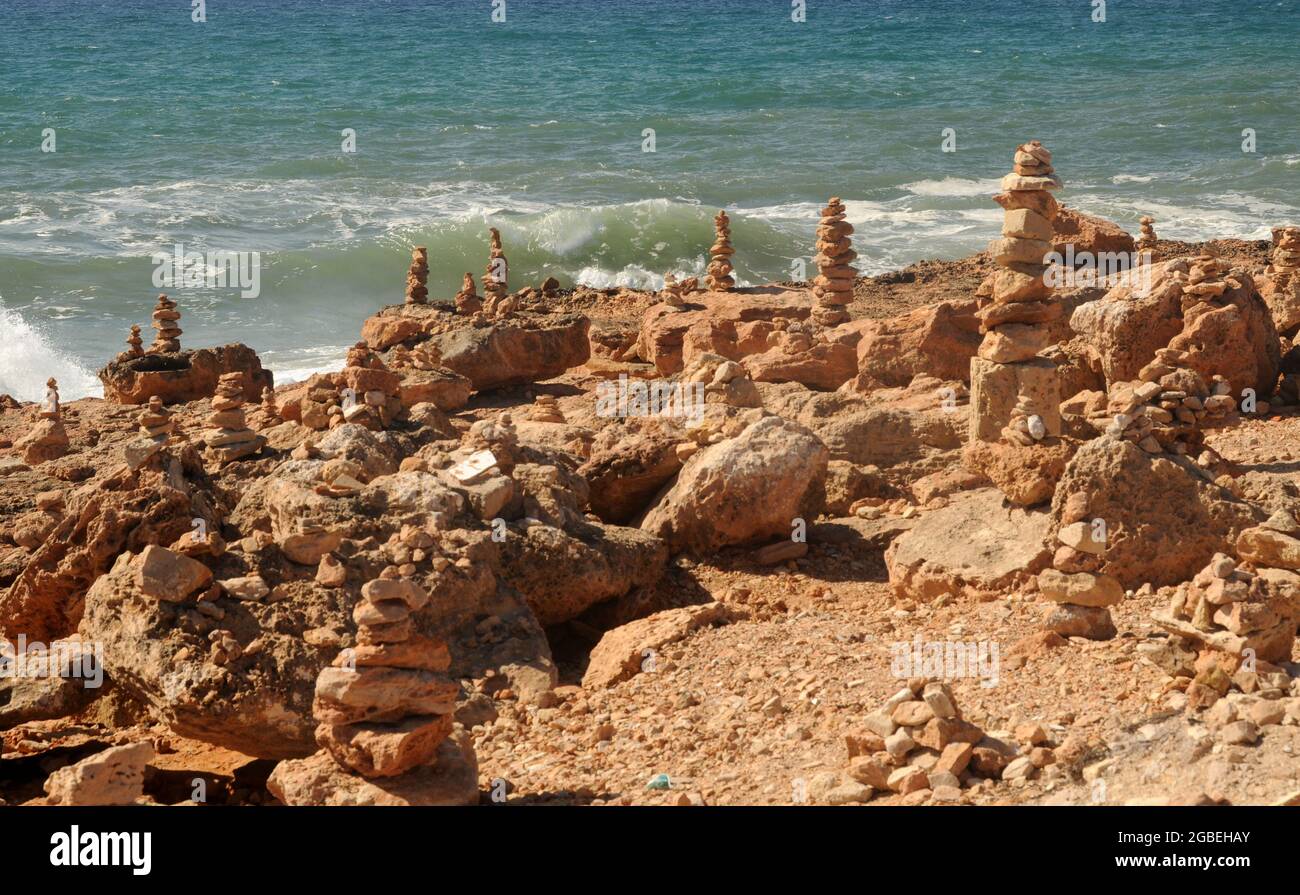 Pietre sovrapposte a formare 'ometti' nella costa sud di Mallorca Stockfoto