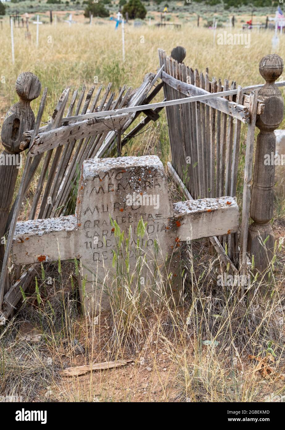 Cerro, New Mexico - ein alter Grabstein mit spanischen Inschriften auf einem ländlichen Friedhof. Stockfoto