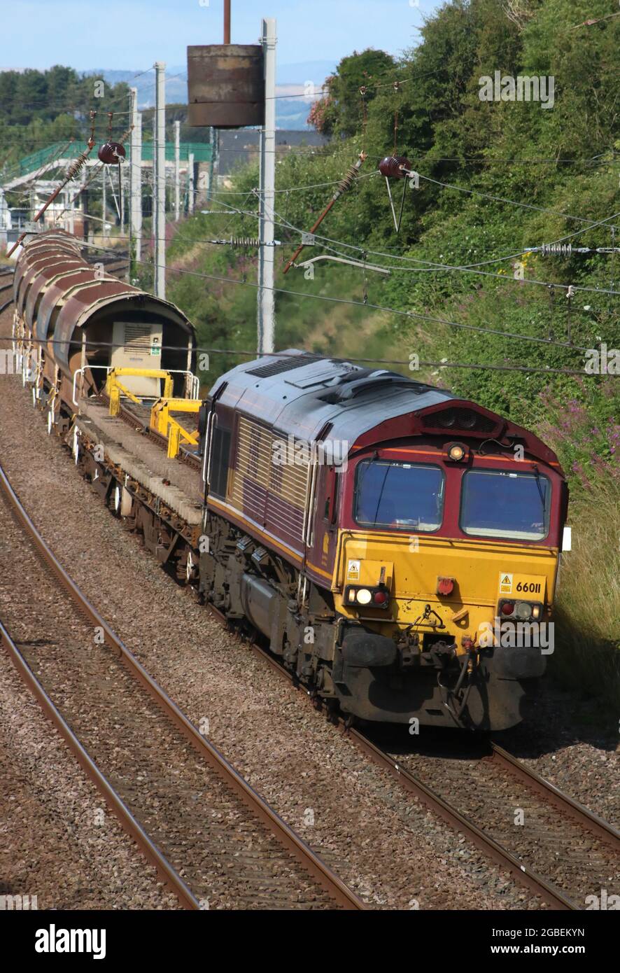 Diesel-elektrische Lokomotive der Baureihe 66, die am 3. August 2021 den Güterzug der Ingenieure auf der West Coast Main Line durch die HEST Bank in Lancashire transportiert. Stockfoto