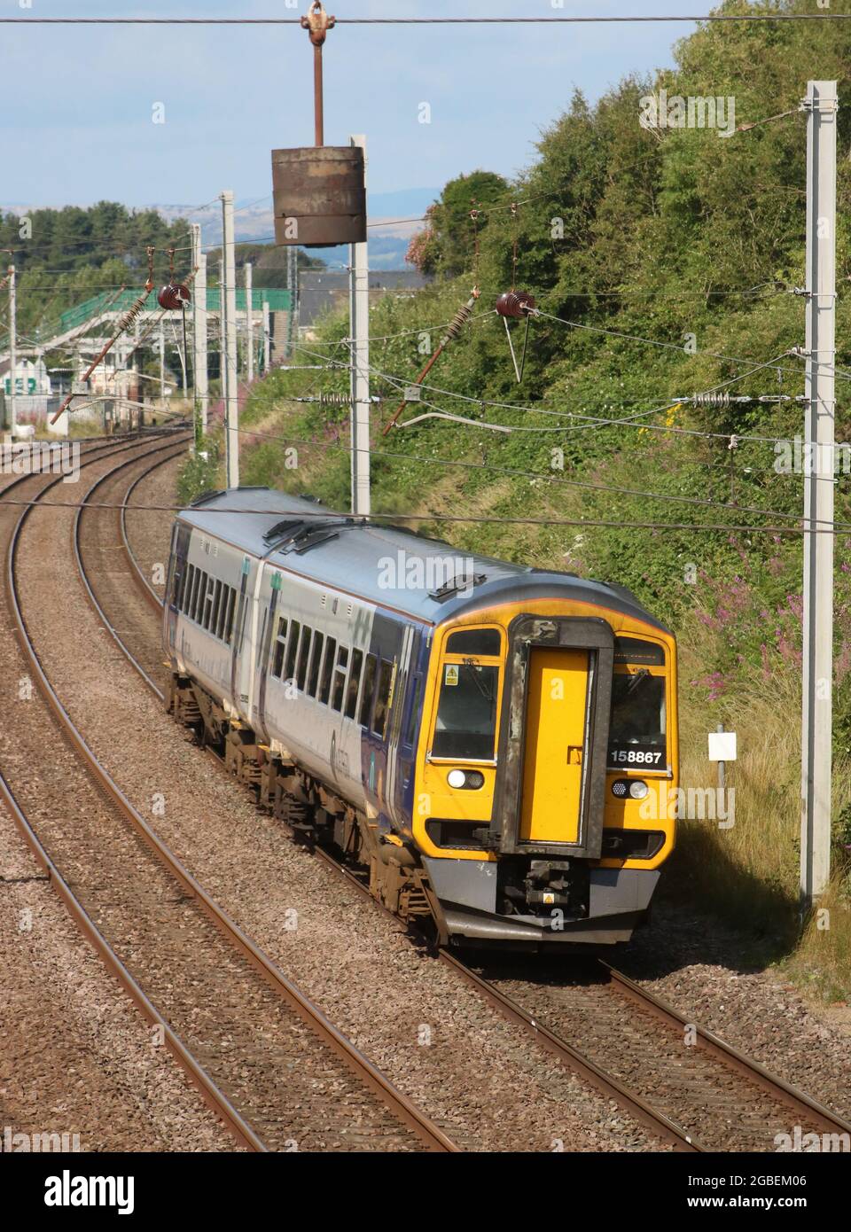 Northern Trains Express Sprinter Diesel Mehreinheit Zug vorbei HEST Bank in Lancashire auf West Coast Main Line Railway 3 August 2021. Stockfoto
