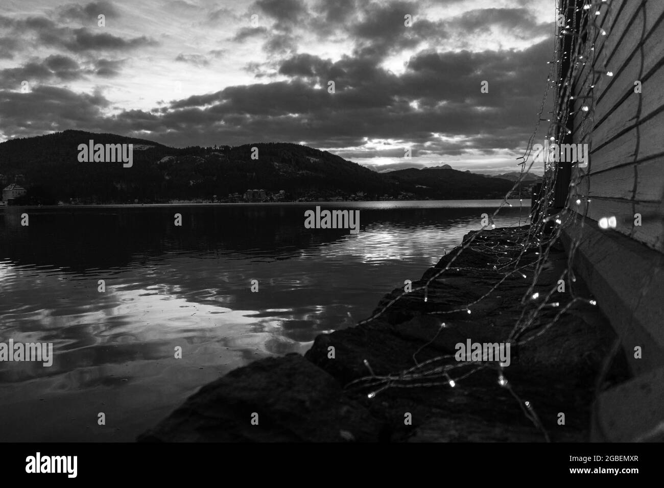 Graustufenaufnahme der Seebrücke in Worthersee in Kärnten, Österreich Stockfoto