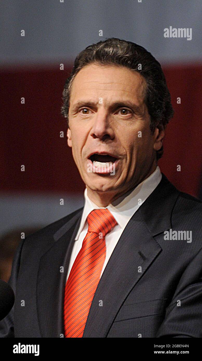NEW YORK - November 02: Andrew Cuomo, Sohn von drei - Bezeichnung Gouverneur Mario Cuomo, war wie die Einrichtung Kandidat angesehen versprach aber bedeutende Änderung während der Kampagne. Republikanische Carl Paladino stützte sich auf ein außenseiter Bild und im nördlichen Teil des Staates, die stark von der Rezession trotz Ärger getroffen wurde an den Amtsinhabern im ganzen Land einsetzte, New York Atty. Gen. Andrew M. Cuomo, wer hat die meiste Zeit seines erwachsenen Lebens in der Regierung verbrachte, Dienstag gewählt wurde Gouverneur von New York, den Job seines Vaters, Mario, für die drei Begriffe statt. Am 2. November 2010 in New York City Personen: Andrew Stockfoto