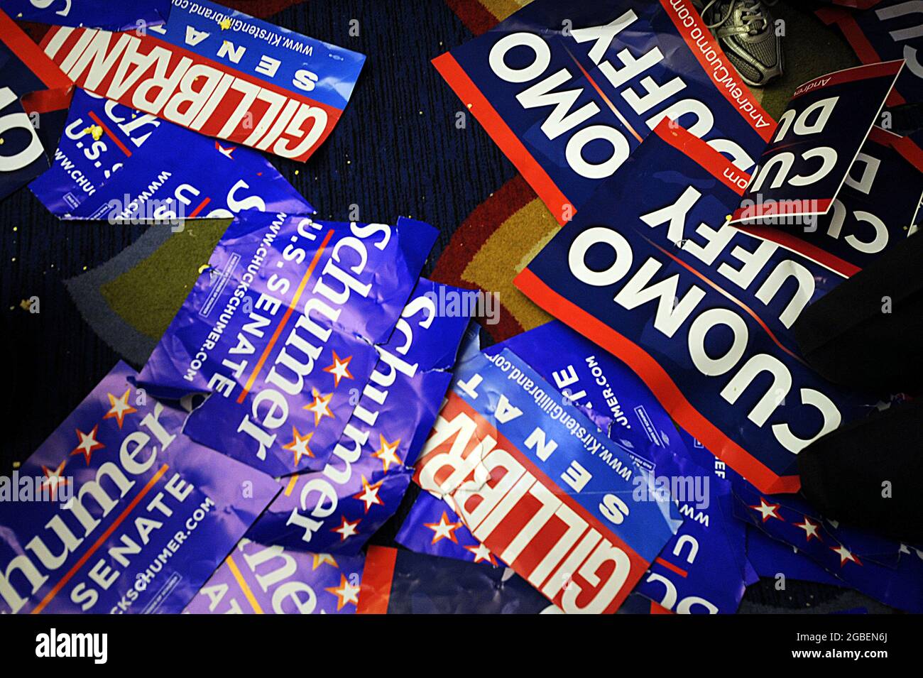 NEW YORK - November 02: Andrew Cuomo, Sohn von drei - Bezeichnung Gouverneur Mario Cuomo, war wie die Einrichtung Kandidat angesehen versprach aber bedeutende Änderung während der Kampagne. Republikanische Carl Paladino stützte sich auf ein außenseiter Bild und im nördlichen Teil des Staates, die stark von der Rezession trotz Ärger getroffen wurde an den Amtsinhabern im ganzen Land einsetzte, New York Atty. Gen. Andrew M. Cuomo, wer hat die meiste Zeit seines erwachsenen Lebens in der Regierung verbrachte, Dienstag gewählt wurde Gouverneur von New York, den Job seines Vaters, Mario, für die drei Begriffe statt. Am 2. November 2010 in New York City Personen: Andrew Stockfoto