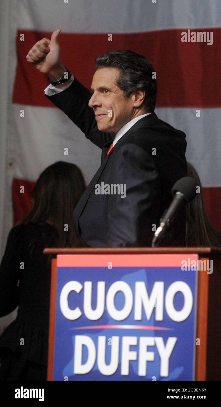NEW YORK - November 02: Andrew Cuomo, Sohn von drei - Bezeichnung Gouverneur Mario Cuomo, war wie die Einrichtung Kandidat angesehen versprach aber bedeutende Änderung während der Kampagne. Republikanische Carl Paladino stützte sich auf ein außenseiter Bild und im nördlichen Teil des Staates, die stark von der Rezession trotz Ärger getroffen wurde an den Amtsinhabern im ganzen Land einsetzte, New York Atty. Gen. Andrew M. Cuomo, wer hat die meiste Zeit seines erwachsenen Lebens in der Regierung verbrachte, Dienstag gewählt wurde Gouverneur von New York, den Job seines Vaters, Mario, für die drei Begriffe statt. Am 2. November 2010 in New York City Personen: Andrew Stockfoto