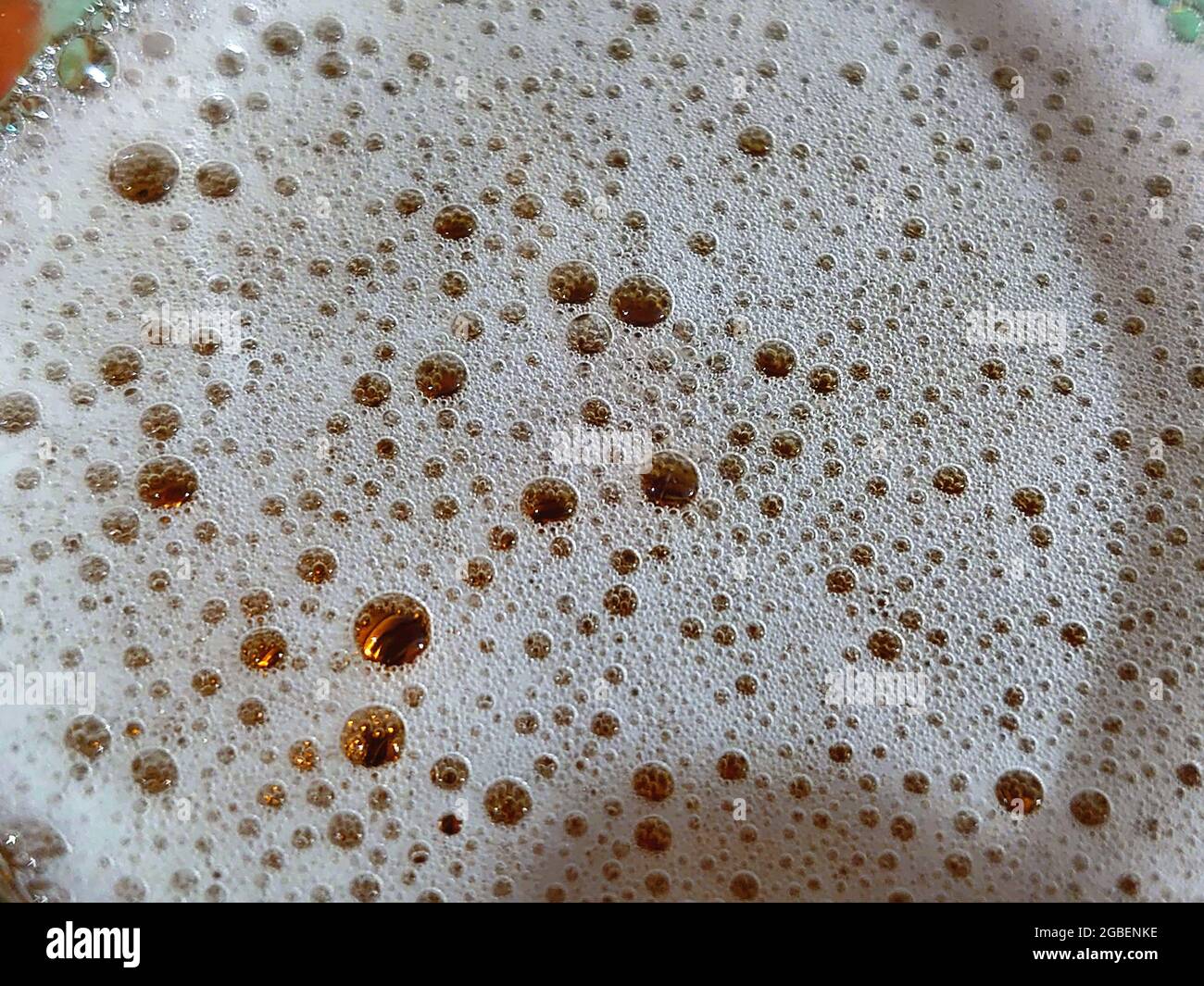 In einem Glas Bier sprudelt Luft. Stockfoto