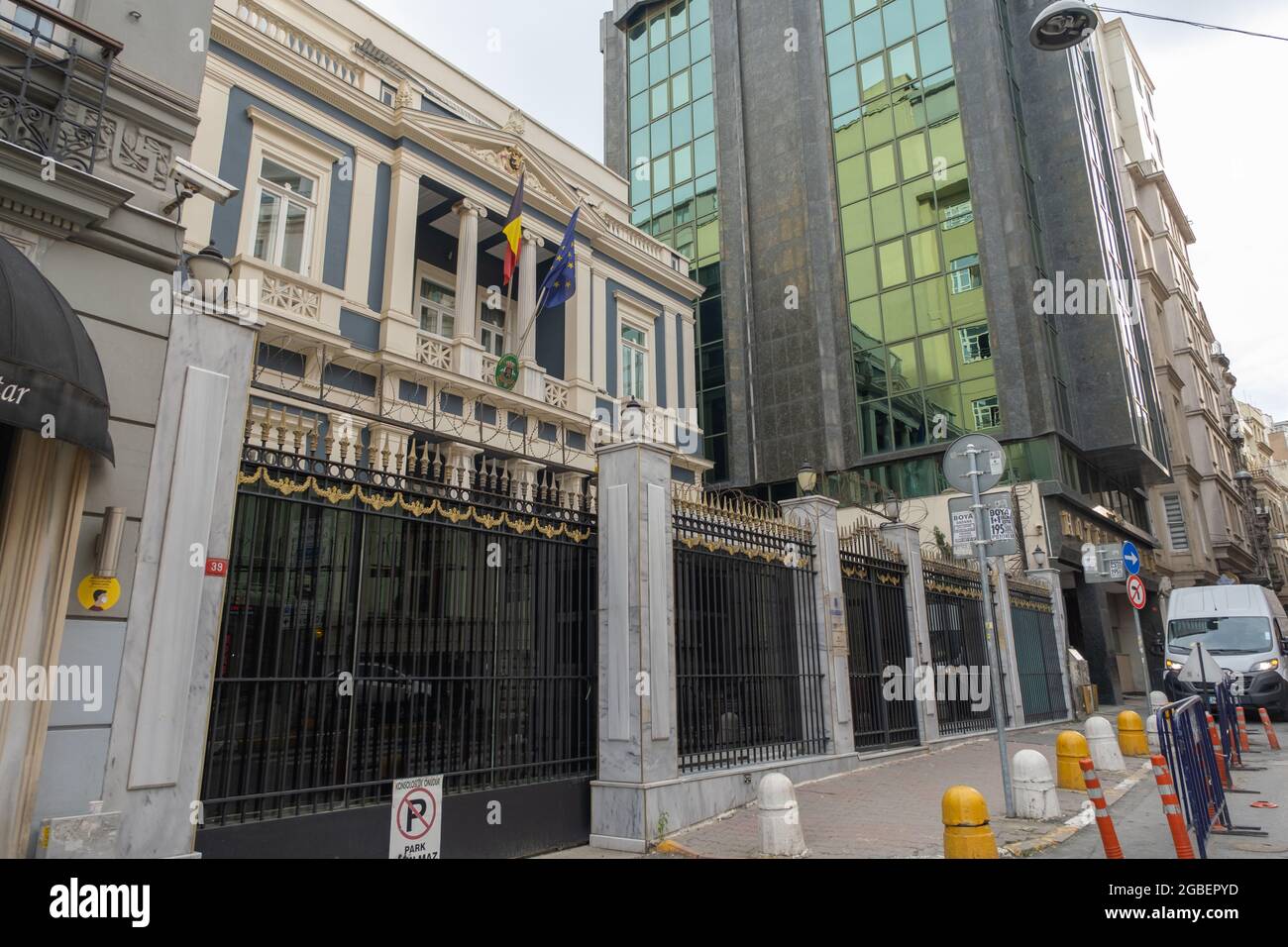 Beyoglu, Istanbul, Türkei - 02.17.2021: Schwarze Zäune und Tor des belgischen Botschaften- und Konsulatsgebäudes in Taksim Stockfoto