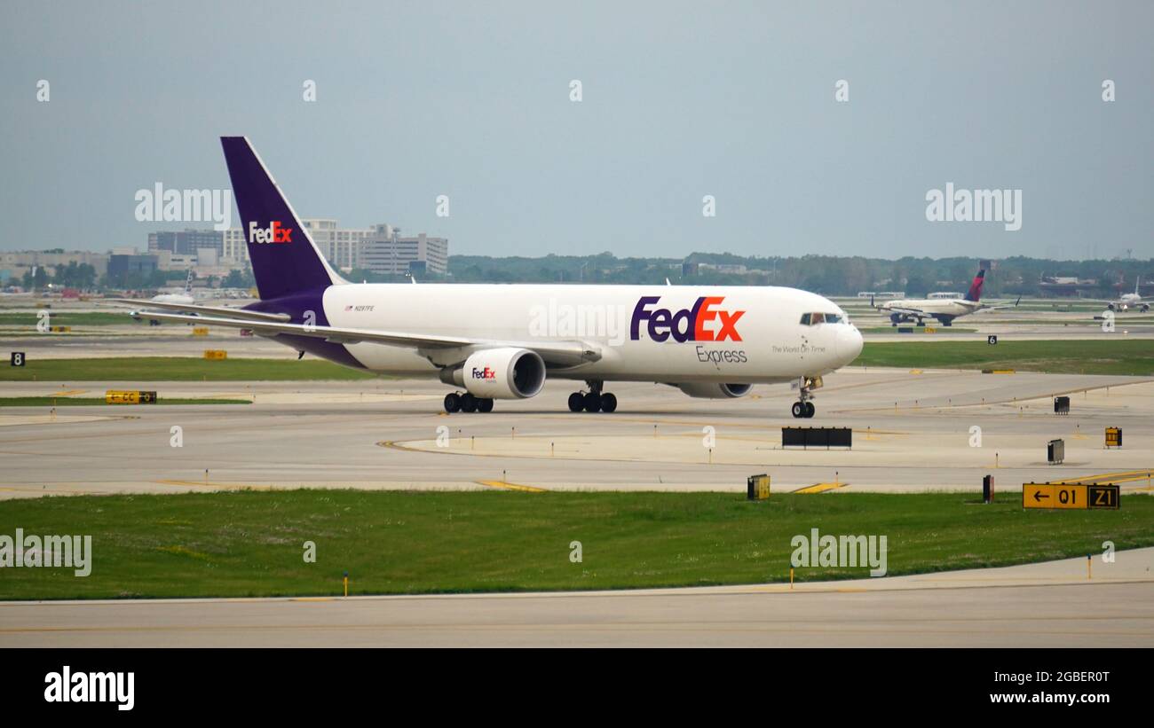 CHICA, USA - 16. Jul 2021: Ein FedEx Boeing 767 Frachtflugzeug taxiert nach der Landung am Chicago O'Hare Airport zum Frachtterminal Stockfoto