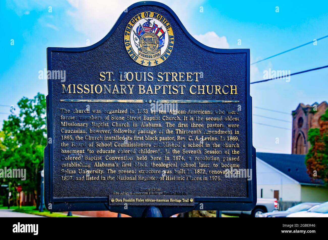 Eine historische Markierung steht vor der St. Louis Street Missionary Baptist Church, 1. August 2021, in Mobile, Alabama. Die Kirche wurde 1872 erbaut. Stockfoto
