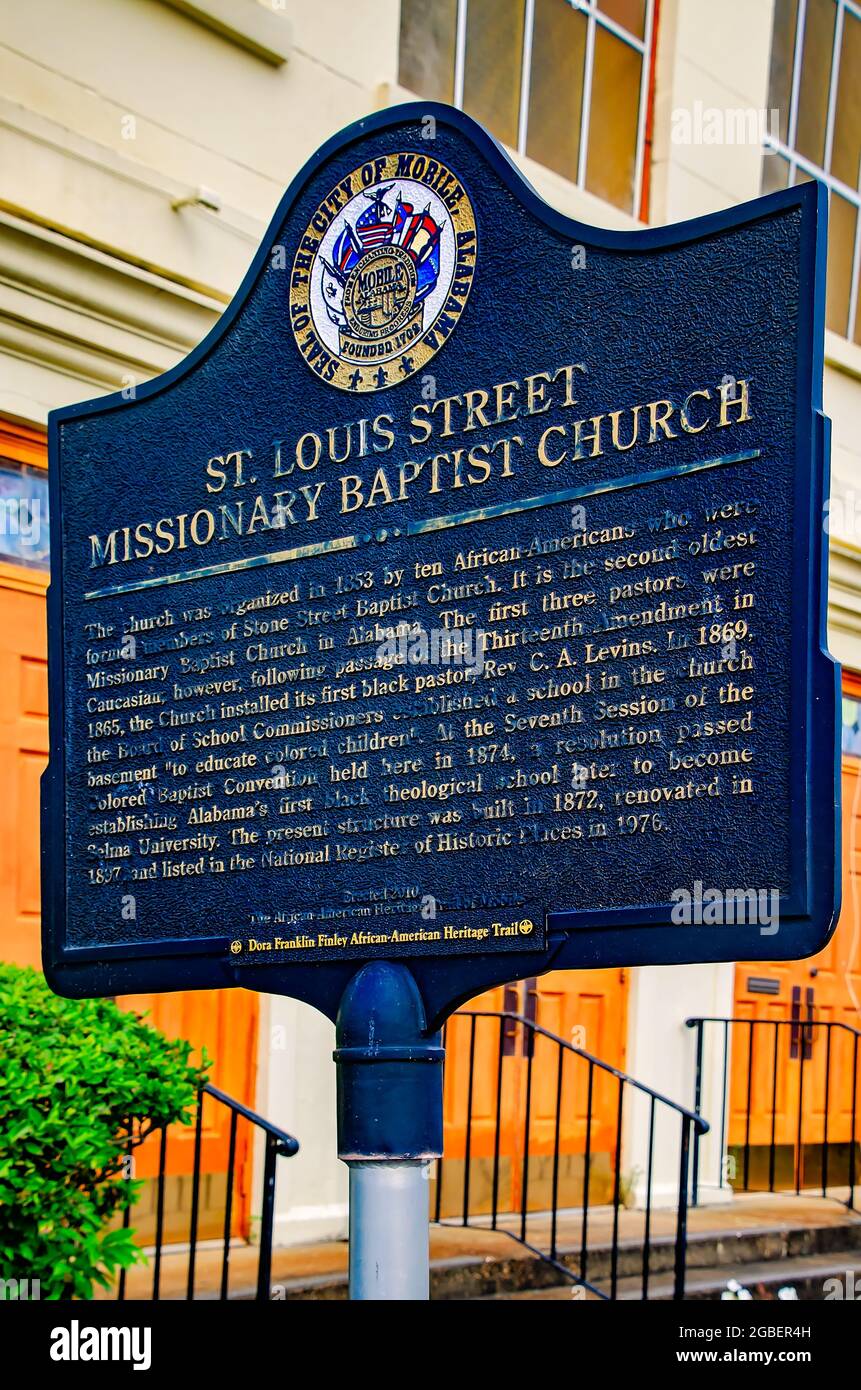 Eine historische Markierung steht vor der St. Louis Street Missionary Baptist Church, 1. August 2021, in Mobile, Alabama. Die Kirche wurde 1872 erbaut. Stockfoto