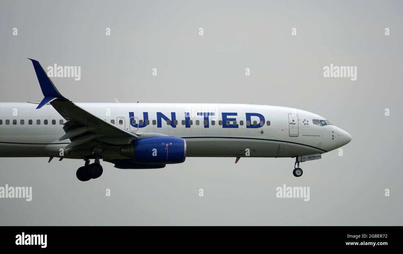 CHICAGO, USA - 16. Jul 2021: Eine Boeing 737 von United Airlines bereitet sich auf die Landung am Chicago O'Hare International Airport vor Stockfoto