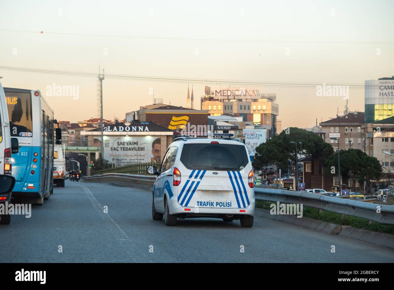 Umraniye, Istanbul, Türkei - 02.18.2021: Türkischer Verkehrstoppwagen wartet auf Notruffolie für die Verkehrskontrolle während ein Stau auf der Autobahn mit Stockfoto