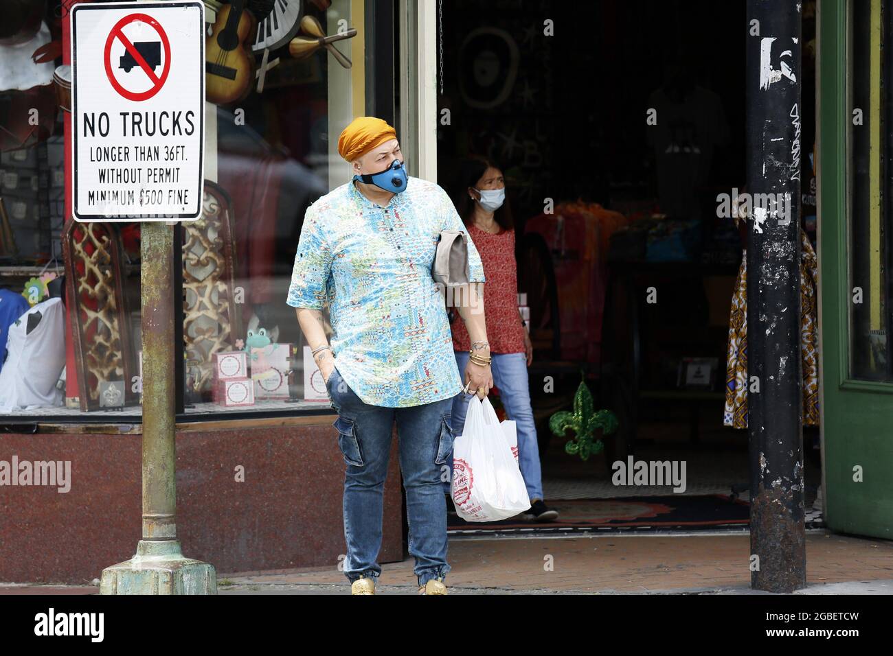 New Orleans, USA. August 2021. Menschen mit Gesichtsmasken werden am 3. August 2021 auf einer Straße in New Orleans, Louisiana, USA, gesehen. Der US-Gouverneur von Louisiana, John Bel Edwards, hat am Montag das landesweite Mandat für die Innenmaske wieder aufgenommen, da COVID-19-Fälle und Krankenhausaufenthalte weiter anstiegen. Nach dem Mandat, das vom 4. August bis mindestens 1. September in Kraft treten wird, müssen alle Menschen ab fünf Jahren an Innenräumen eine Gesichtsmaske tragen. Quelle: Lan Wei/Xinhua/Alamy Live News Stockfoto